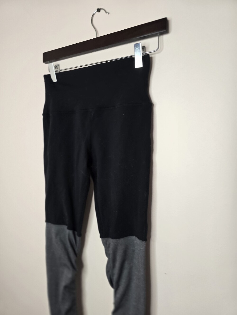 Alo Goddess Leggings - Picture 4 of 5